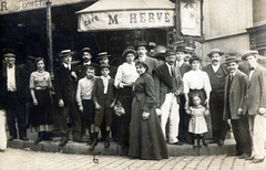 Franciaország, Párizs, Rue du Faubourg Montmartre 19., jobbra a Rue de la Grange Batelière., 1912, Kellerné Alánt Andrea, kalap, bajusz, kávézó, gyerek, Fortepan #223794