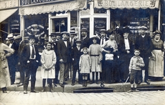 Franciaország, Párizs, a Place Blanche cukrászda, a Rue Lepic és a Boulevard de Clichy sarkán., 1912, Kellerné Alánt Andrea, kalap, üzlet, gyerek, Fortepan #223797