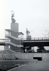 Ukrajna, Kijev, Naberezsnye Sosze, a Dynipro metróállomás, elötérben a Monumentalna szkulptura "Mir" (a "Béke" emlékmüve), a háttérben a Monumentalna szkulptura "Trud" (a "Munka" emlékműve)., 1963, Kálnoki Kis Sándor, szobor, Fortepan #223847