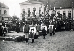 Románia,Erdély, Székelyudvarhely, a Városháza téren felállított emelvényen Horthy Miklós kormányzó és felesége., 1940, Kálnoki Kis Sándor, népviselet, címer, híres ember, rendőr, virágdíszítés, Ganz-márka, bevonulás, Fortepan #223852