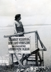 Magyarország, Balatonlelle, strand., 1946, Kádár Anna, pöttyös ruha, fürdőruha, felirat, Fortepan #223881