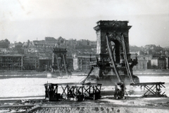 Hungary, Budapest V.,Budapest I., a lerombolt Széchenyi Lánchíd, háttérben a budai Vár., 1945, Kádár Anna, war damage, damaged building, wrecked bridge, picture, Budapest, Fortepan #223882