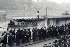 Magyarország, Budapest V., pesti alsó rakpart a Vigadó tér alatt, dunai átkelésre váró budapestiek a hajóállomásnál., 1945, Kádár Anna, gőzhajó, sorbanállás, Budapest, Fortepan #223886