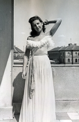 Hungary, Budapest XIV., a felvétel az Erzsébet királyné útja 2/c számú ház tetőteraszán készült., 1945, Kádár Anna, Budapest, lady, youth, white dress, posture, Fortepan #223887