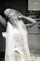 Hungary, Budapest XIV., a felvétel az Erzsébet királyné útja 2/c számú ház tetőteraszán készült., 1945, Kádár Anna, Budapest, veil, lady, youth, white dress, posture, Fortepan #223888