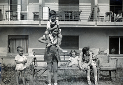 1945, Kádár Anna, sitting on the shoulders, bench, kids, outdoor chair, Fortepan #223889