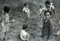 1945, Kádár Anna, First World War, kids, meadow, toy, Fortepan #223890