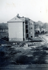 Magyarország, Budapest XIV., balra az Erzsébet királyné útja, a ház mögött keresztbe a Hermina út, jobbra a mai Ciklámen utca. Háttérben az Iparcsarnok kupolájának csúcsa látszik., 1941, Kádár Anna, Budapest, Fortepan #223916