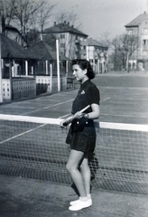 Magyarország, Budapest XIV., Columbus utca, a felvétel a 17-23. szám alatti teniszpályán készült, háttérben a Thököly út kereszteződése., 1941, Kádár Anna, tenisz, Budapest, Fortepan #223917