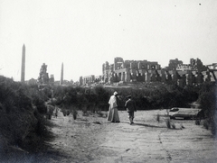 Egyiptom, Luxor, Karnak, Ámon-Ré temploma. A kép bal szélén Hatsepszut királnyő obeliszkje, ettől jobbra III. Tothmesz fáraó obeliszkje., 1928, Egri János, templomrom, Fortepan #224001