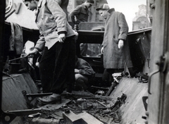 Magyarország, Budapest VIII., Akácfa utca a Rákóczi útnál. Kiégett szovjet BTR-152 páncélozott lövészszállító jármű., 1956, Matthaeidesz Konrád, BTR 40, Budapest, forradalom, Fortepan #224005