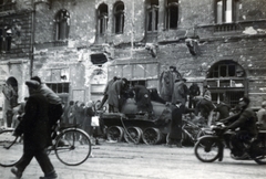 Magyarország, Budapest IX., Üllői út, a 61. számú ház előtt egy T-54-es harckocsi., 1956, Matthaeidesz Konrád, Budapest, forradalom, harckocsi, kerékpár, Fortepan #224007