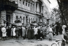 Magyarország, Budapest VIII., Múzeum körút, tankok a Bródy Sándor utcában, jobbra a Múzeumkert., 1956, Matthaeidesz Konrád, Budapest, forradalom, harckocsi, kerékpár, Fortepan #224008