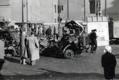 Magyarország, Budapest VIII., Kálvin tér, háttérben a Múzeum utca és a Baross utca közötti tűzfal látható., 1956, Matthaeidesz Konrád, Budapest, forradalom, járműroncs, Fortepan #224010