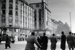 Magyarország, Budapest VII., Rákóczi út 2. és 4., MTA lakóház és Georgia bérpalota az Astoria kereszteződés felől nézve., 1956, Matthaeidesz Konrád, Budapest, forradalom, PT-76 tank, Fortepan #224011