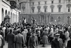 Magyarország, Budapest VII.,Budapest VIII., Akácfa utca a Sztálin szobor szétdarabolásakor a Rákóczi út közelében, háttérben a Nemzeti Színház., 1956, Matthaeidesz Konrád, Budapest, forradalom, Fortepan #224012