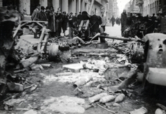 Magyarország, Budapest VIII., Práter utca a József körút felé nézve. 85 mm-es páncéltörő ágyúk a Futó utcai kereszteződésnél., 1956, Matthaeidesz Konrád, löveg, ágyú, járműroncs, forradalom, Budapest, Fortepan #224014