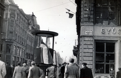 Magyarország, Budapest V., Kossuth Lajos utca - Károly (Tanács) körút sarok., 1956, Matthaeidesz Konrád, Budapest, forradalom, zászló, utcanévtábla, rendőrkalitka, Fortepan #224019