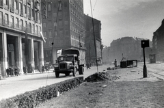 Magyarország, Budapest V.,Budapest VII., Károly (Tanács) körút a Dohány utca felé nézve, balra a Madách Imre tér., 1956, Matthaeidesz Konrád, Budapest, forradalom, teherautó, vöröskereszt, Fortepan #224026