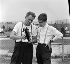 Hungary, Budaörs Airport, Budapest XI., idősebb és ifjabb Ruzsa József, a Magyar Optikai Művek (MOM) MHSZ Modellező Klubjának versenyzői., 1969, MHSZ, double portrait, Budapest, akimbo, Fortepan #22403