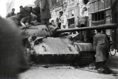 Magyarország, Budapest IX., Üllői út, kilőtt szovjet T-54-es harckocsi a 61-es számú ház előtt a Berzenczey utca közelében., 1956, Matthaeidesz Konrád, forradalom, Budapest, Fortepan #224046