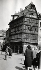 Franciaország, Strasbourg, Place de la Cathedral, szemben a Kammerzell-ház (Maison Kammerzell)., 1929, Kieselbach Tamás, sarokház, ferde, Fortepan #224080