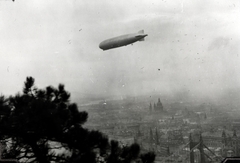 Magyarország, Budapest, Graf Zeppelin léghajó a főváros felett. A felvétel 1931. március 29-én készült., 1931, Kieselbach Tamás, léghajó, Budapest, Fortepan #224095