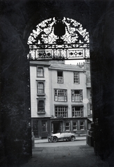 Egyesült Királyság, Oxford, Broad Street, a felvétel a 37, szám alatti Clarendon Building kapualjában készült., 1931, Kieselbach Tamás, kapualj, automobil, kovácsoltvas, Fortepan #224101