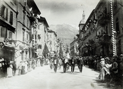 Svájc, Sion, Rue du Grand-Pont, 1912, Kellerné Alánt Andrea, ünnepség, utcakép, zászló, bámészkodás, girardi, Fortepan #224152