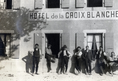 Switzerland, Route de la Gruyere 3., 1912, Kellerné Alánt Andrea, men, hotel, french sign, sitting on a windowsill, vest, Fortepan #224174