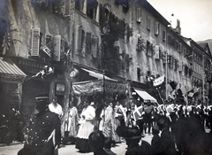 Svájc, Sion, Rue du Grand-Pont a Fontaine du Lion felé., 1912, Kellerné Alánt Andrea, köztéri óra, felvonulás, baldachin, zsalugáter, Fortepan #224175