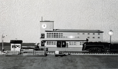 Hungary, a képen a Märklin SLR 700-as áramvonalas mozdony modellje és a Bahnhof "Friedrichshafen" állomás makettje látható., 1938, Kieselbach Tamás, train station, model train, Märklin-brand, Fortepan #224264