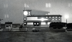 Hungary, a képen a Märklin SLR 700-as áramvonalas mozdony modellje és a Bahnhof "Friedrichshafen" állomás makettje látható., 1938, Kieselbach Tamás, Märklin-brand, floodlighting, night, model train, , train station, Fortepan #224265