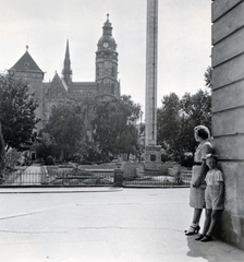 Szlovákia, Kassa, Fő tér (Hlavné namestie), a felvétel az Állami Színház mellett készült, előtte a csehszlovák köztársasági emlékoszlop. Szemben a Szent Erzsébet-főszékesegyház (Dóm) és az Orbán-torony., 1939, Kieselbach Tamás, támaszkodás, Fortepan #224279