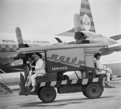 Magyarország, Ferihegyi (ma Liszt Ferenc) repülőtér, Budapest XVIII., a háttérben a holland KLM légitársaság Lockheed L-188 típusú utasszállító repülőgépe., 1966, MHSZ, közlekedés, amerikai gyártmány, repülőgép, repülőtér, MALÉV légitársaság, KLM légitársaság, Lockheed-márka, Lockheed L-188 Electra, Budapest, Fortepan #22432