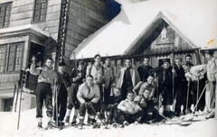 Szlovákia, Kassa, a felvétel a MKE (Magyarországi Kárpát Egyesület) Lajos menedékháza előtt készült.., 1940, Tauber-Rozman család, kirándulás, síelés, menedékház, csoportkép, Fortepan #224331