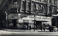 Magyarország, Budapest VIII., Rákóczi út 41., Góbé vendéglő, balra a Csokonai utca., 1935, Tauber-Rozman család, vendéglő, söröző, járókelő, üzletportál, utcakép, neon felirat, Budapest, Fortepan #224348