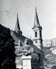 Magyarország, Esztergom, Mindszenty hercegprímás tere, Erzsébet szobor, mögötte a Loyolai Szent Ignác-templom, háttérben a vár., 1942, Tauber-Rozman család, templom, mellszobor, Erzsébet királyné-ábrázolás, Fortepan #224377