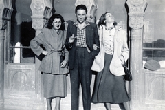 Hungary, Budapest V., pesti alsó rakpart, a felvétel a Vigadó téri hajóállomásnál készült., 1947, Tauber-Rozman család, Budapest, suit, gentleman, lady, youth, costume, pillar, plaid shirt, Fortepan #224379