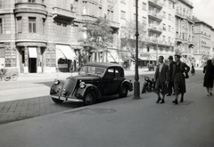 Hungary, Budapest VIII.,Budapest IX., Üllői út, Steyr 220-as személygépkocsi. Szemben a Nagy Templom utca - Leonardo da Vinci (Thék Endre) utca közötti házsor látható., 1938, Kovács Györgyi, untitled, Budapest, Fortepan #224410