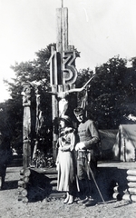 Magyarország, Gödöllő, 4. Nemzetközi Cserkész Világtalálkozó (Jamboree), a felvétel az 1920-as első világdzsembori emlékoszlopa előtt készült., 1933, Kovács Györgyi, Fortepan #224441