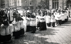 Magyarország, Budapest IX., Bakáts tér, a felvétel az Assisi Szent Ferenc-templom előtt készült., 1940, Kovács Györgyi, Budapest, Fortepan #224446