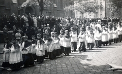 Magyarország, Budapest IX., Bakáts tér, a felvétel az Assisi Szent Ferenc-templom előtt készült., 1940, Kovács Györgyi, Budapest, Fortepan #224448