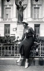 Austria, Baden bei Wien, Theaterplatz, Erato Brunnen, háttérben a Stadttheater Baden., 1932, Kovács Györgyi, portrait, Fortepan #224484