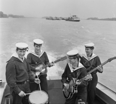 Magyarország, Budapest, balra a Római, jobbra Újpest part a Duna közepéről. A Flottilla együttes, elöl szemüveggel Faragó Judy István., 1965, MHSZ, hajó, matróz, egyenruha, beat-korszak, gitár, vontatóhajó, dob, Duna, AN 2 aknanaszád, aknanaszád, dobos, Fortepan #22449