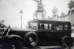 Magyarország, budai Vár, Budapest I., Szent György tér, háttérben Donáth Gyula Turul szobra és a Várkert kapuja., 1934, Kovács Györgyi, automobil, Fiat-márka, Budapest, Fortepan #224506