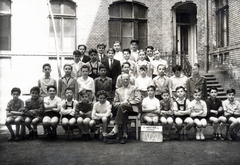 Hungary, Budapest IX., Mester utca 19., az Általános Iskola udvara. Csoportkép egy ötödikes osztályról., 1958, Kovács Györgyi, class photo, Budapest, Fortepan #224561