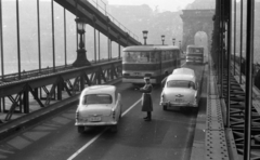 Magyarország, Budapest, Széchenyi Lánchíd, Buda felé nézve., 1967, Magyar Rendőr, híd, forgalom, autóbusz, szovjet gyártmány, GAZ-márka, magyar gyártmány, Ikarus-márka, Moszkvics-márka, rendőr, Ikarus 620/630, GAZ M21 Volga, rendszám, függőhíd, William Tierney Clark-terv, Moszkvics 407, Fortepan #22461