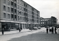 Németország, Drezda, a Kreuzstraße 1–3. az Am Kreuzkirche felöl a Gewandhausstraße felé nézve, a háttérben a Gewandhaus romjai., 1963, Horváth May László, NDK, Fortepan #224616