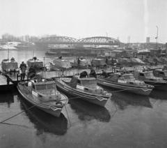 Magyarország, Budapest IX.,Budapest XXI., a Ráckevei (Soroksári)-Duna, vízi rendőrség, háttérben a Kvassay híd., 1967, Magyar Rendőr, tél, híd, rendőr, motorcsónak, rendőrség, Budapest, Fortepan #22462